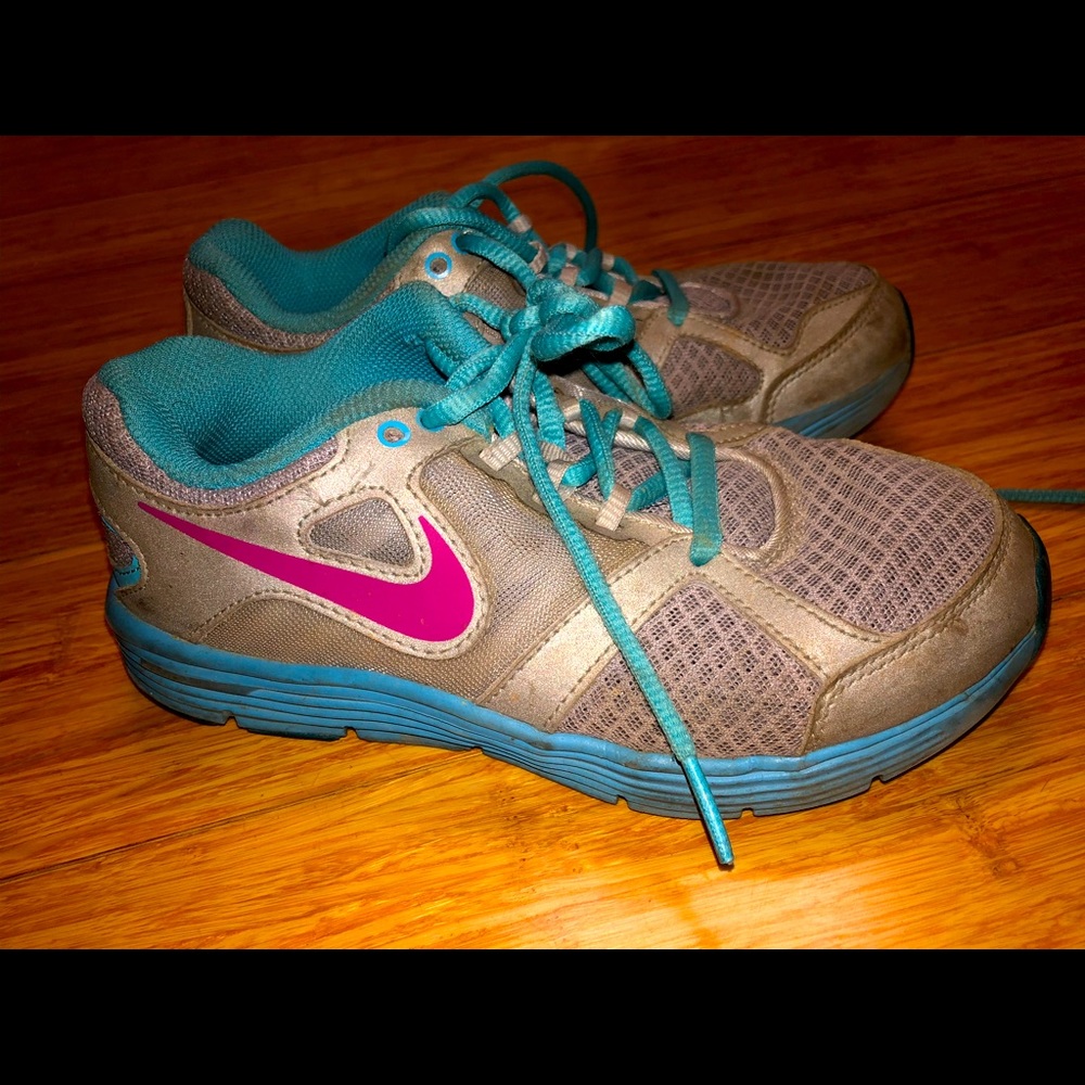 Good used condition Girls Nike shoes sz 1.5Y